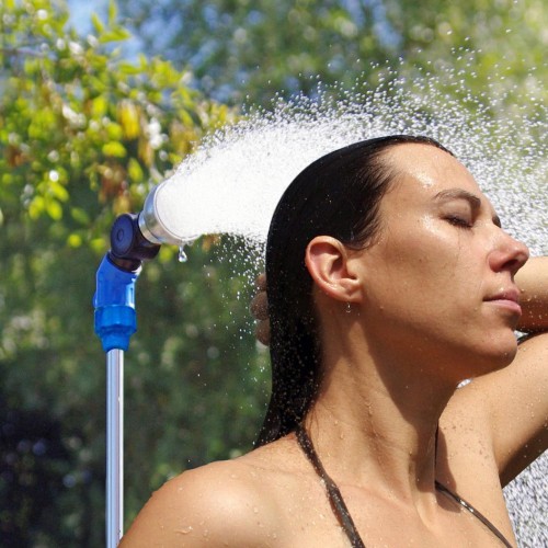 Mise en situation de la douche du brumisateur de jardin 2 en 1