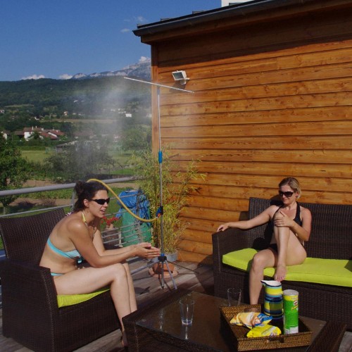 Mise en situation du brumisateur de jardin 2 en 1 sur la terrasse