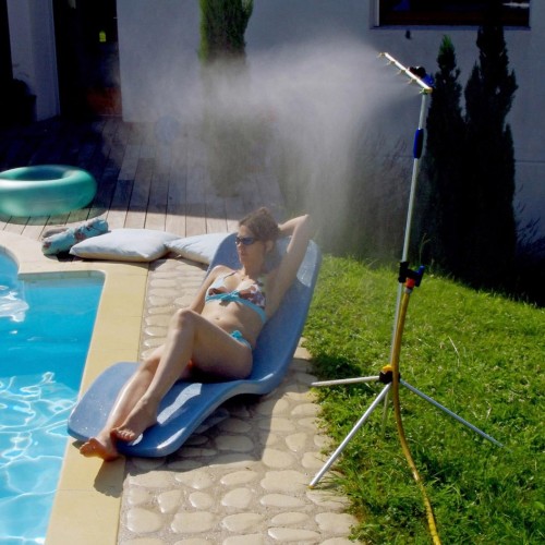 Mise en situation du brumisateur de jardin 2 en 1 à côté de la piscine