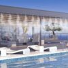 Brumisateur extérieur installé à côté d'une piscine