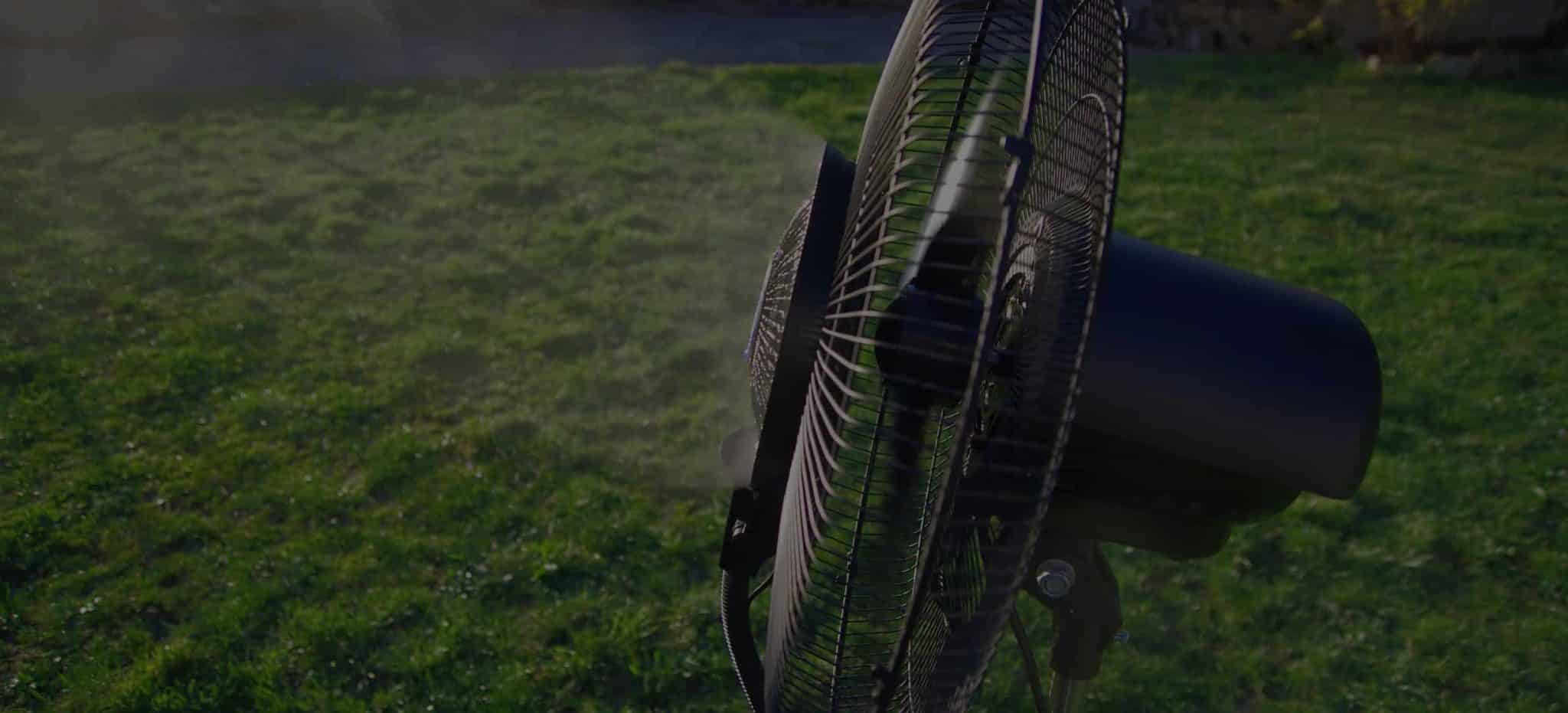 Ventilateur brumisateur sur l'herbe